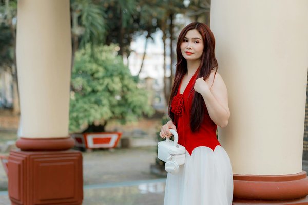 How Does UK Women's Fashion Reflect Cultural Influences Today?